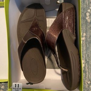 Champion flip flops size 11 brown in color